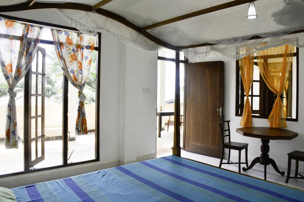 Long Beach Guest House Hikkaduwa Room photo